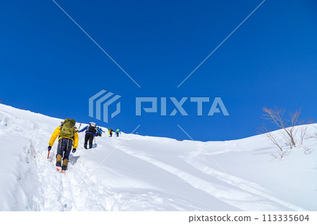 （谷川岳）登山者攀登雪山 113335604