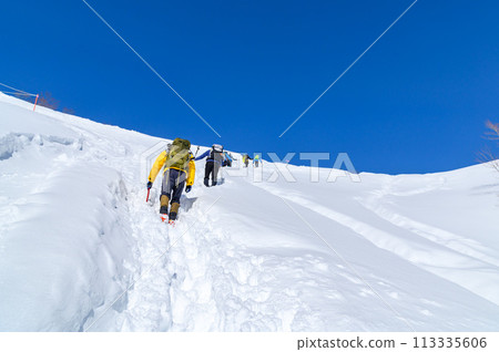 （谷川岳）登山者攀登雪山 113335606