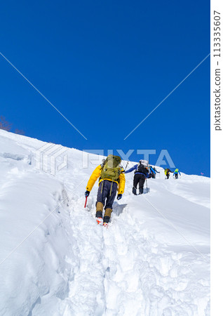 （谷川岳）登山者攀登雪山 113335607