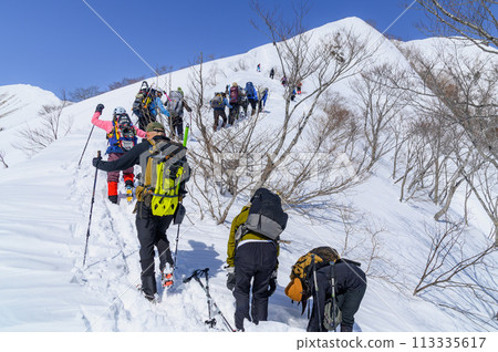 （群馬縣）嚴冬的谷川岳雪山登山擁擠的天神嶺 113335617