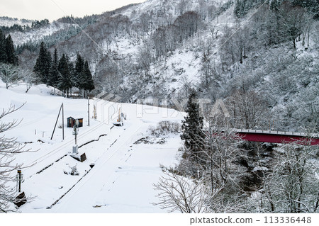 Winter mountain route scenery Winter mountain route scenery 113336448