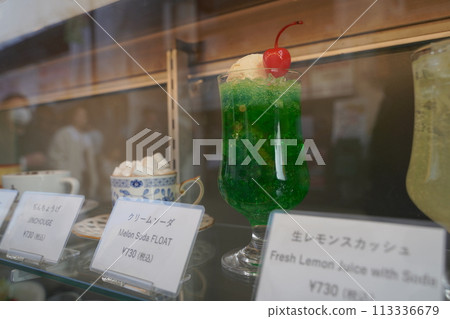 咖啡店櫥窗裡排列著的凍糕食品樣品 咖啡店櫥窗裡排列著的凍糕食品樣品 113336679