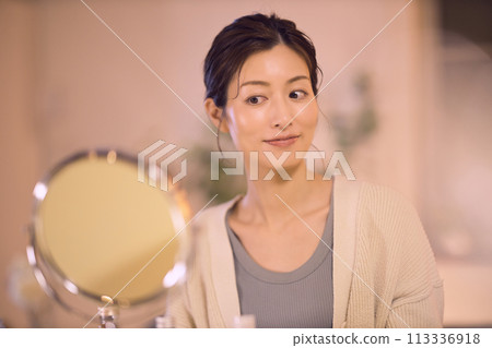 中年婦女夜間護膚 113336918