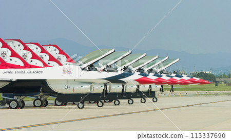 美國空軍「雷鳥」特技飛行隊列隊 113337690