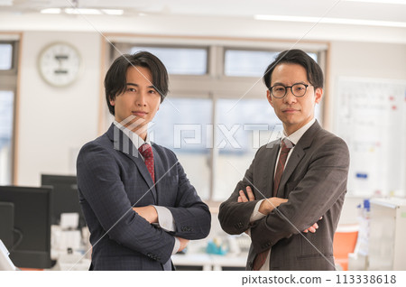 兩個穿著西裝的年輕人交叉雙臂 113338618