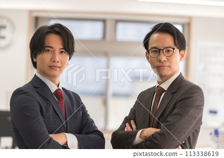 兩個穿著西裝的年輕人交叉雙臂 113338619