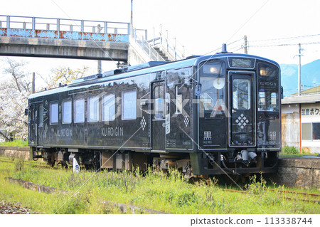 "Kurogin" (Heisei Chikuho Railway) stopping at Hiyashi Station 113338744