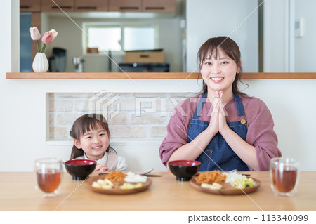A girl and her mother saying "Itadakimasu" (thank you for the meal) 113340099