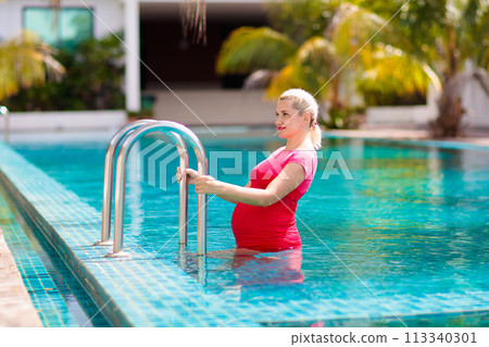 Pregnant woman in swimming pool. Healthy pregnancy 113340301