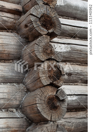 Joint of old log wall hut 113340962