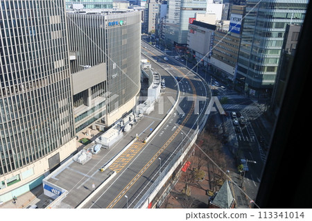首都高速公路在建築物之間穿行,首都高速公路穿過市中心。 首都高速公路在建築物之間穿行,首都高速公路穿過市中心。 113341014