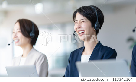 在呼叫中心工作的女接線生 在呼叫中心工作的女接線生 113341104