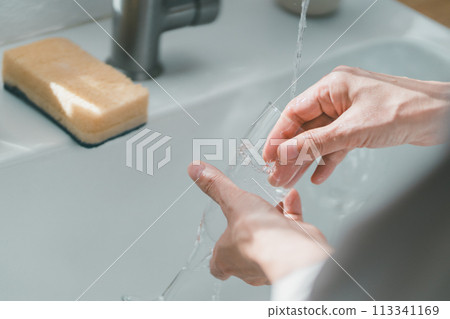 洗碗 女生 女孩 113341169