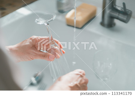 Washing Dishes, female, females 113341170
