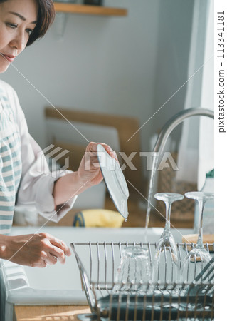 kitchen, kitchens, Washing Dishes 113341181