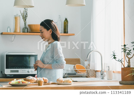 female, females, woman 113341189