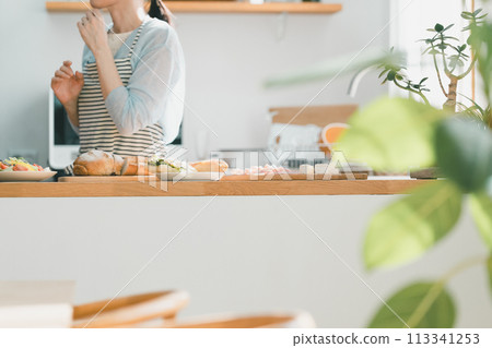 主婦 家庭主婦 廚房 113341253