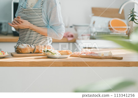 主婦 家庭主婦 廚房 113341256