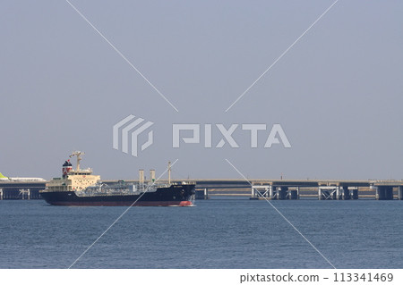 A connecting bridge to the offshore runway at Haneda Airport. A connecting bridge to Haneda D runway and a tanker. 113341469
