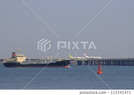 A connecting bridge to the offshore runway at Haneda Airport. A connecting bridge to Haneda D runway and a tanker. A connecting bridge to the offshore runway at Haneda Airport. A connecting bridge to Haneda D runway and a tanker. 113341471