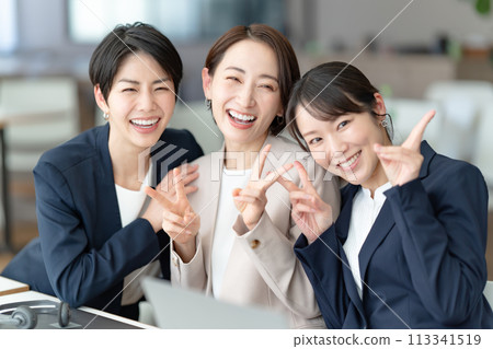 微笑的女商人 113341519
