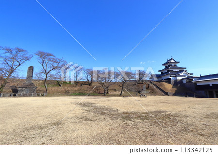 View of the Gosankai Yagura tower from the remains of the main citadel of Shirakawa-Komine Castle (Joyama Park) 113342125