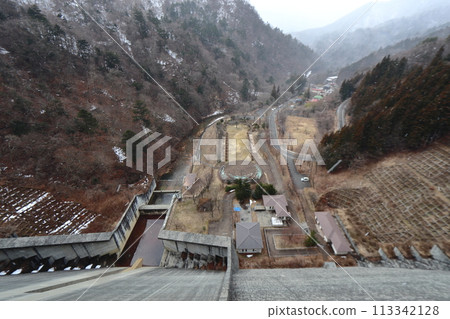 Snow-covered Shima River Dam embankment, Hinatami Park, and the view towards Shima Onsen town Snow-covered Shima River Dam embankment, Hinatami Park, and the view towards Shima Onsen town 113342128