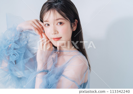 Young women's fashion, beauty images 113342240