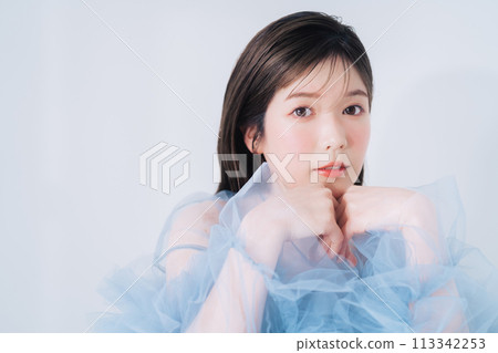 Young women's fashion, beauty images 113342253