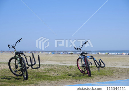 春季大洗陽光海灘和海灘上的自行車 春季大洗陽光海灘和海灘上的自行車 113344231