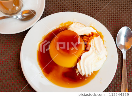 Popular dessert of Spanish cuisine Flan con nata Popular dessert of Spanish cuisine Flan con nata 113344329