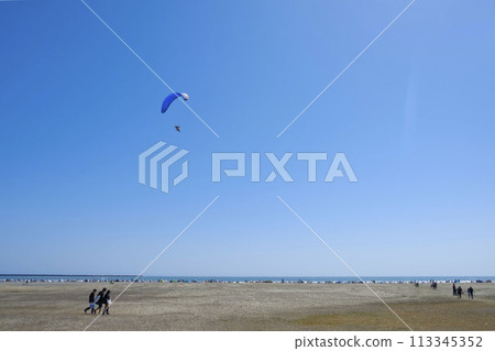 初夏的大洗陽光海灘和機動滑翔傘 初夏的大洗陽光海灘和機動滑翔傘 113345352