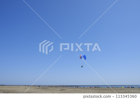 初夏的大洗陽光海灘和機動滑翔傘 113345360