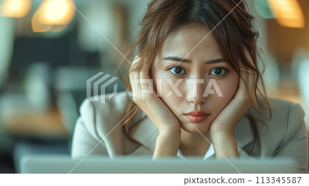 Business woman holding a head 113345587