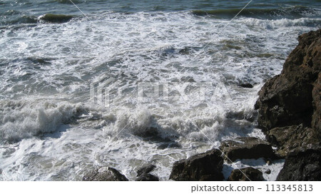 日本海的白色波浪拍打著奇形怪狀的岩石 113345813