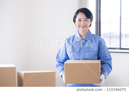 穿著工作服的搬家公司女職員 穿著工作服的搬家公司女職員 113346075