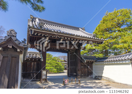 春天的京都御苑,嘉仁宮宅邸遺址的大門 春天的京都御苑,嘉仁宮宅邸遺址的大門 113346292
