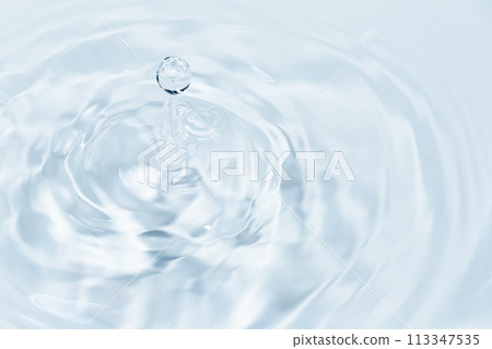 水滴落在水面上。 113347535