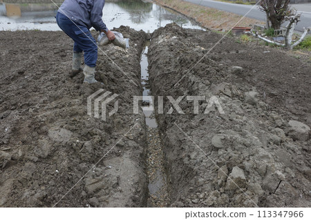 Underdrain perforated drainage pipe installation work 113347966