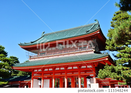 平安神宮的大天門,京都的旅遊景點,平安神宮在藍天的襯托下閃閃發光,京都的旅遊景點 平安神宮的大天門,京都的旅遊景點,平安神宮在藍天的襯托下閃閃發光,京都的旅遊景點 113348244