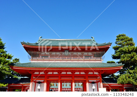 平安神宮的大天門，京都的旅遊景點，平安神宮在藍天的襯托下閃閃發光，京都的旅遊景點 113348248
