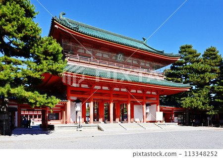 平安神宮的大天門,京都的旅遊景點,平安神宮在藍天的襯托下閃閃發光,京都的旅遊景點 平安神宮的大天門,京都的旅遊景點,平安神宮在藍天的襯托下閃閃發光,京都的旅遊景點 113348252