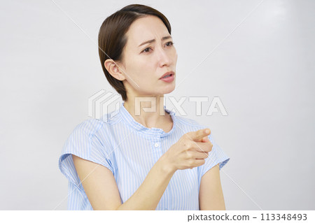 女人罵白色背景 113348493