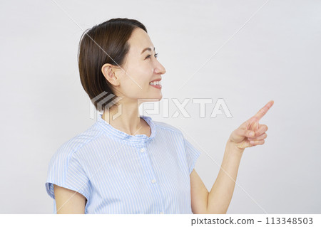 指向右邊的女人，白色背景 113348503