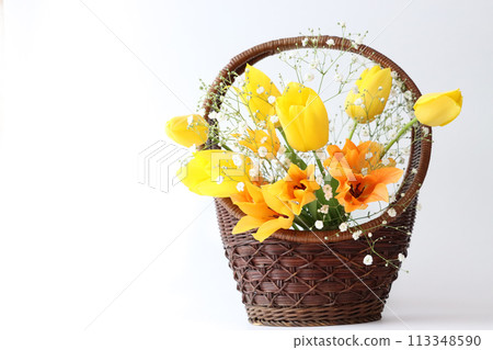 籃子裡亮黃色和橙色的鬱金香花 113348590