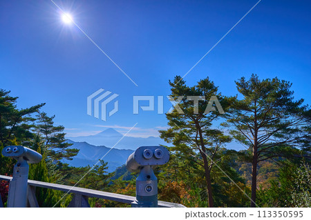 秋天的山梨縣甲府市昇仙峽索道山頂站浮藤廣場向南眺望 113350595