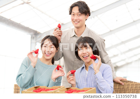 年輕人拿著草莓微笑 113350738