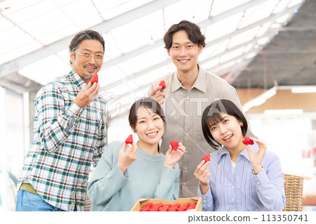 一個男人和一個女人笑著吃草莓 113350741