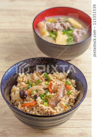 Minced chicken rice 113351539