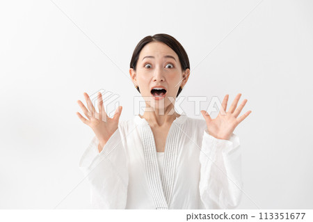 中間女人感到驚訝 113351677